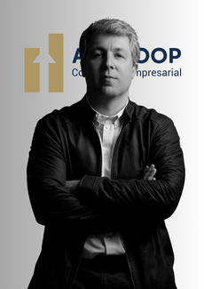 Fotografia de rosto do Felipe Nobre, Engenheiro Agrônomo e especialista em inovação no agronegócio da AGECOOP, vestindo jaqueta escura com fundo institucional.