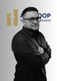 Fotografia de Cleiton Santos, especialista em SST e Compliance Tributário da AGECOOP, vestindo camisa social em ambiente corporativo.