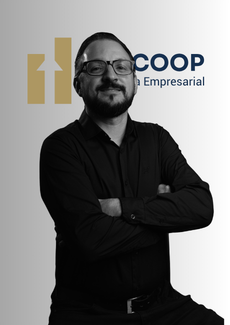 Fotografia de Rogério Oliani Borges, especialista em marketing e comunicação da AGECOOP, em ambiente profissional.