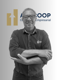 Fotografia de José Donizeti da Silva, Engenheiro Agrônomo e especialista em tecnologia de sementes da AGECOOP, em ambiente profissional.