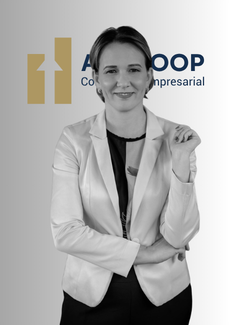 Fotografia de Sara Wagner de Souza, especialista em comunicação intercultural e educação da AGECOOP, em ambiente profissional.