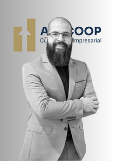 Fotografia de Henrique Sobrinho de Souza, estrategista em cibersegurança e continuidade de negócios da AGECOOP, em ambiente profissional.