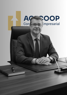 Fotografia de Rafael Cristiano Brugnerotto, advogado especialista em direito ambiental, internacional e ESG da AGECOOP, em ambiente profissional.