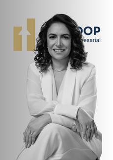 Fotografia de Elisia Aparecida dos Santos Franco, especialista em gestão de cooperativas, governança e mudança organizacional da AGECOOP, em ambiente profissional.