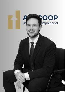 Fotografia de Rafael Lenzi, advogado empresarial especialista em direito do trabalho patronal da AGECOOP, em ambiente profissional.