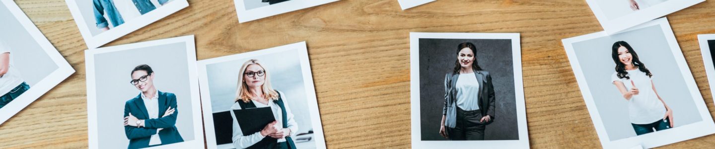 Ilustração surrealista de uma crise de reputação corporativa. Ao fundo, um anfiteatro romano (Coliseu) em chamas e ruínas, representando o colapso de uma marca. No topo, uma silhueta gritando com o letreiro "EMOTIONAL HIJACK". Em primeiro plano, uma estrutura de vidro geométrica e iluminada abriga uma equipe de executivos trabalhando de forma coordenada, simbolizando a governança e o compliance (representado por uma balança) como escudo protetor contra o caos externo.