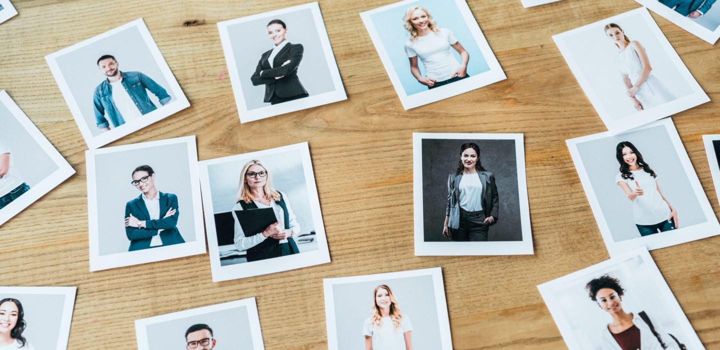 Ilustração surrealista de uma crise de reputação corporativa. Ao fundo, um anfiteatro romano (Coliseu) em chamas e ruínas, representando o colapso de uma marca. No topo, uma silhueta gritando com o letreiro "EMOTIONAL HIJACK". Em primeiro plano, uma estrutura de vidro geométrica e iluminada abriga uma equipe de executivos trabalhando de forma coordenada, simbolizando a governança e o compliance (representado por uma balança) como escudo protetor contra o caos externo.